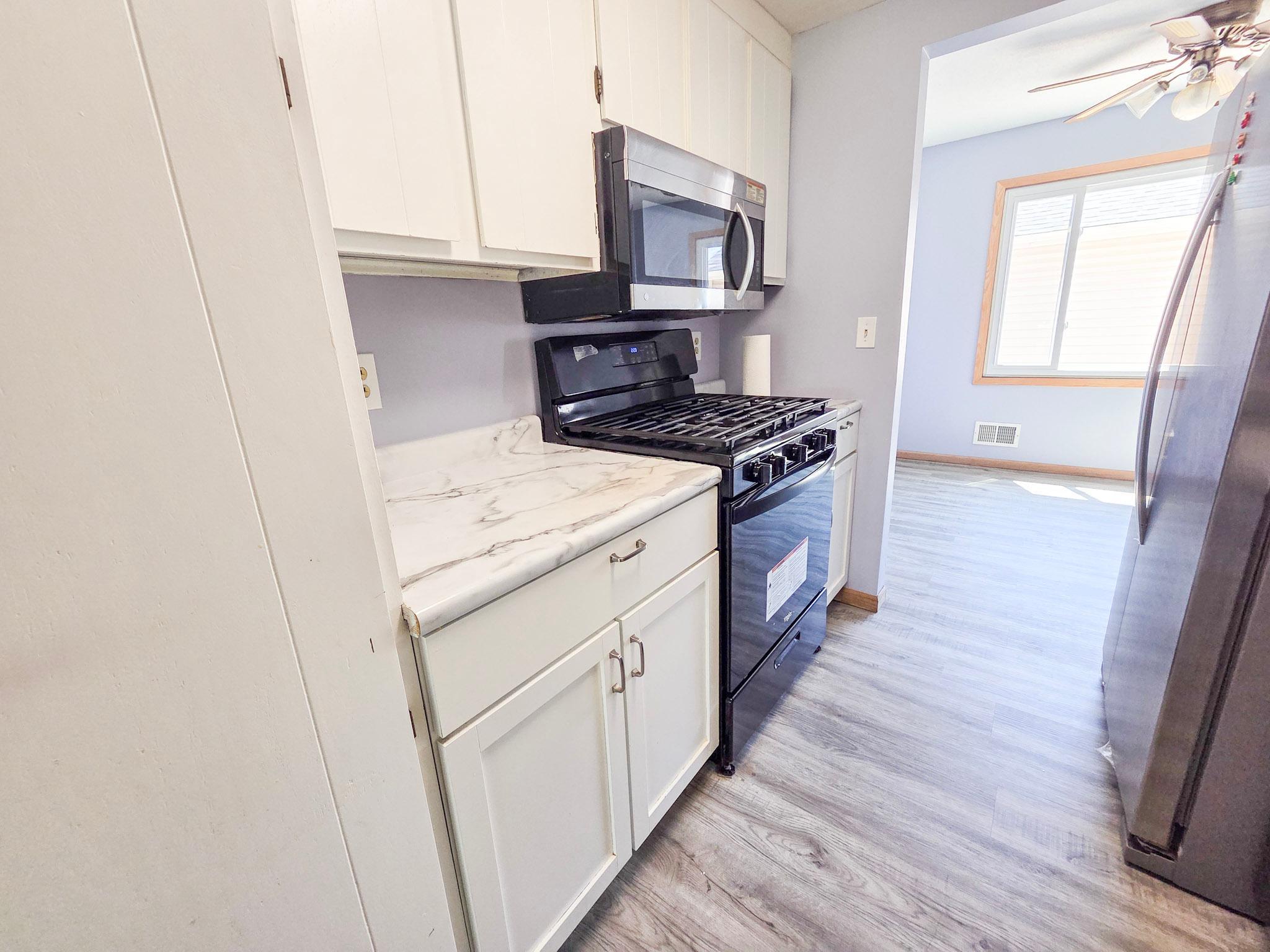 17-kitchen 3.jpg