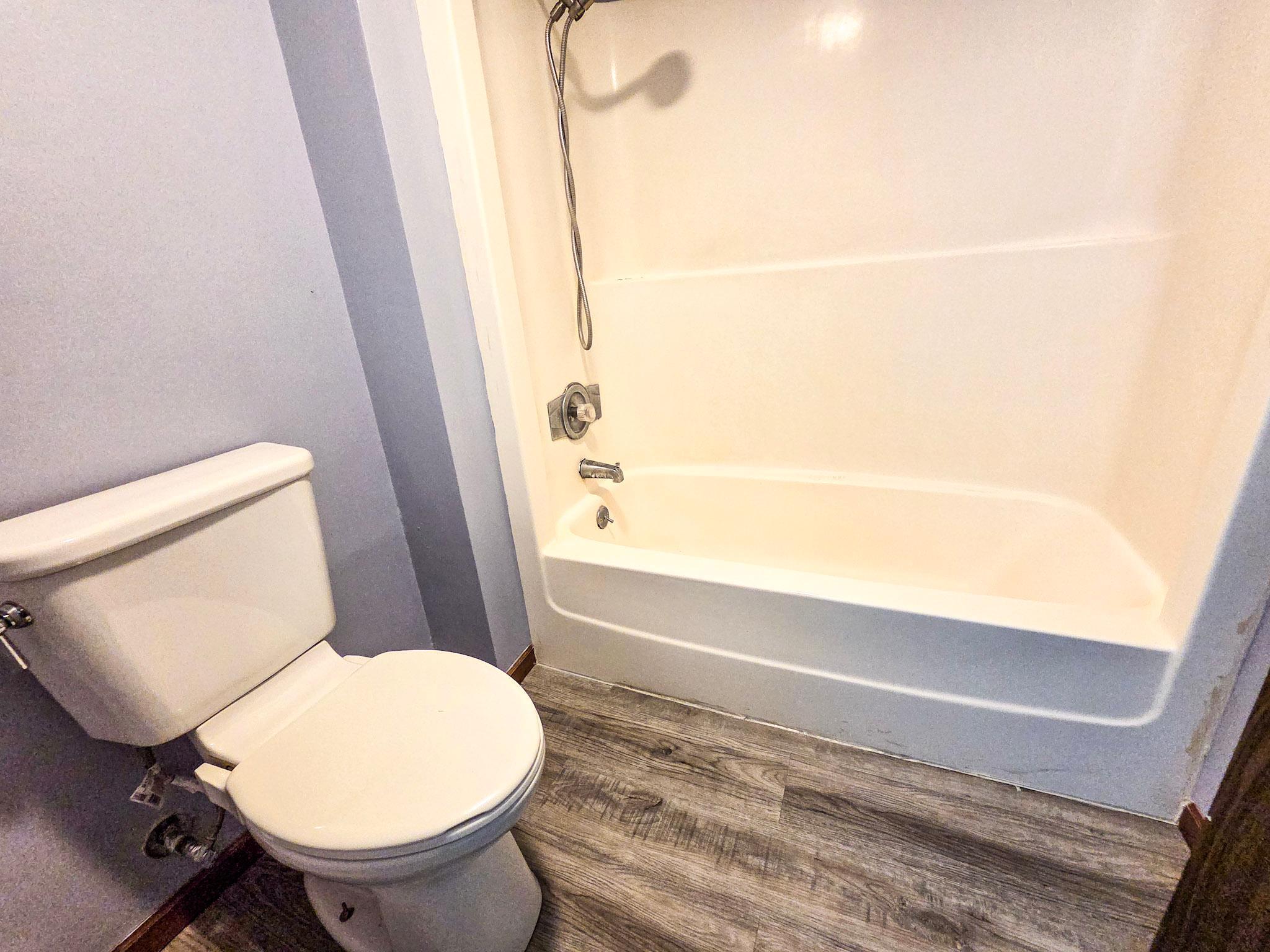 26-Upper level bath 2.jpg