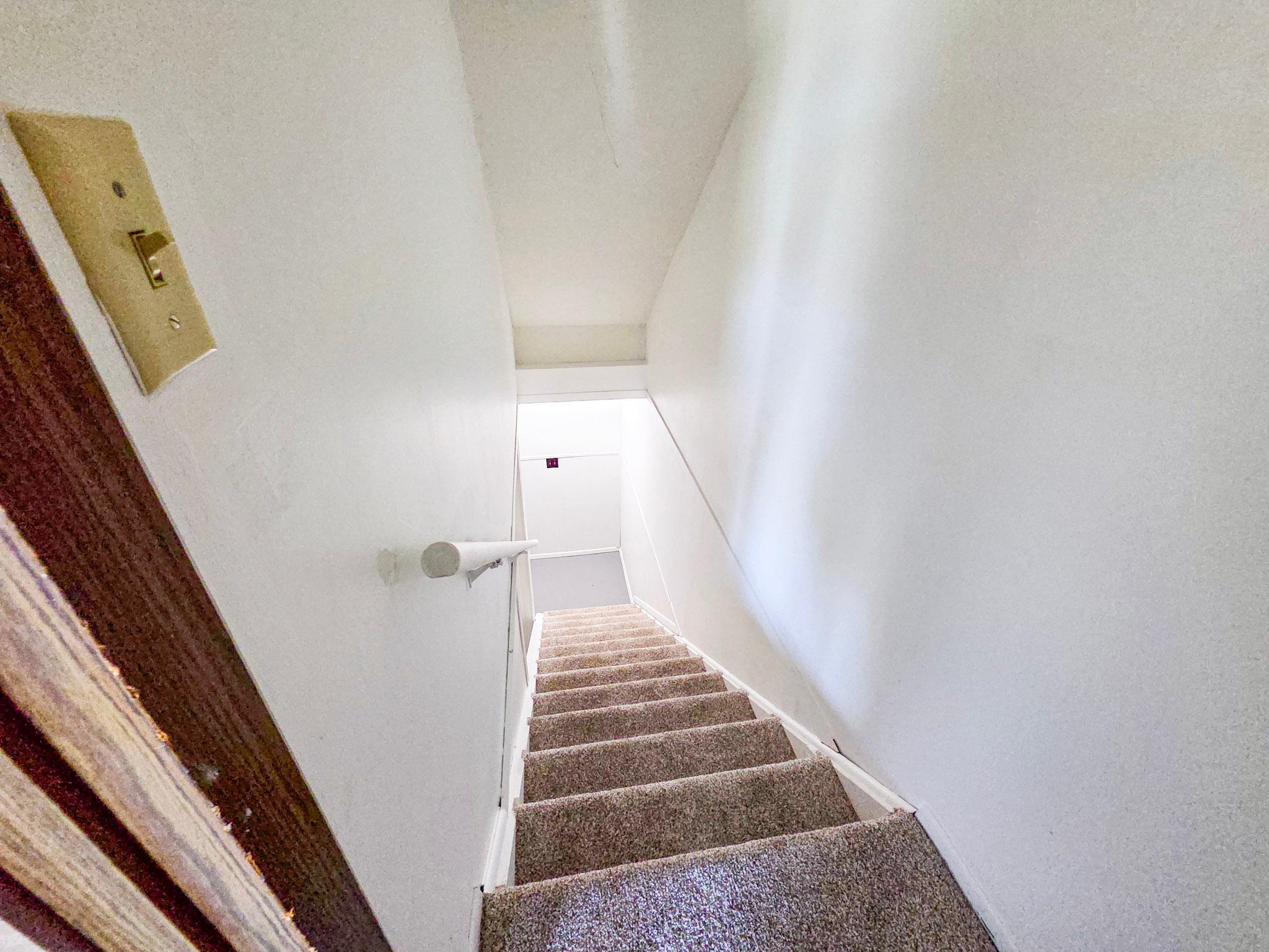 39-stairs to basement.jpg