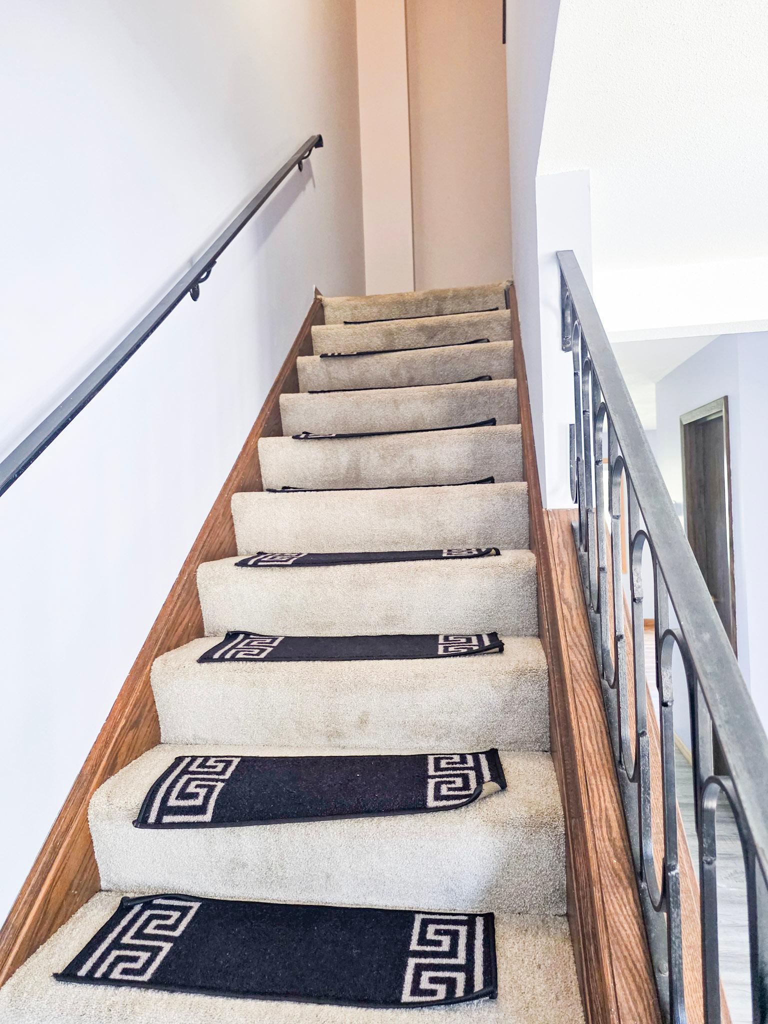 22-stairway upper level.jpg