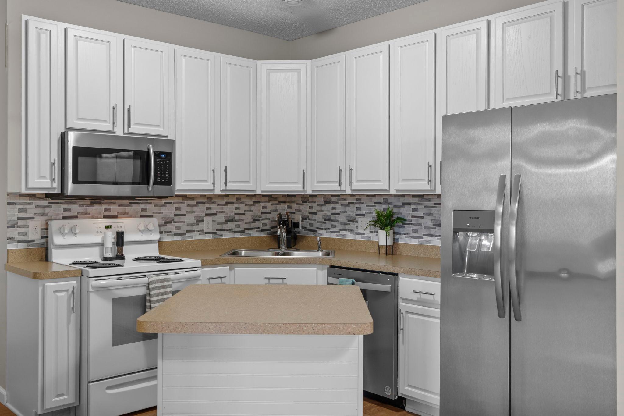 23-web-or-mls-2504 Country View Dr-102.jpg