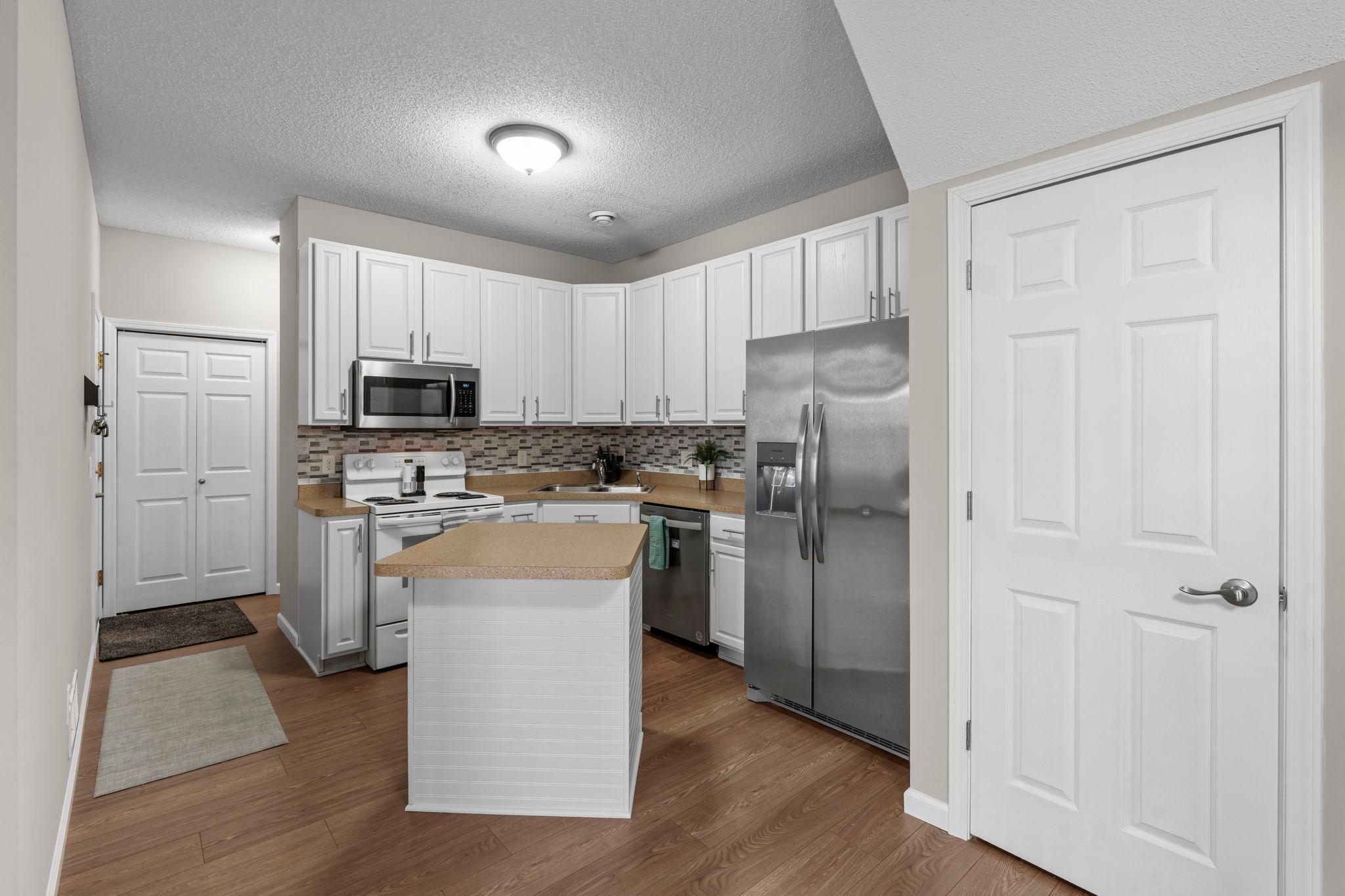 22-web-or-mls-2504 Country View Dr-97.jpg