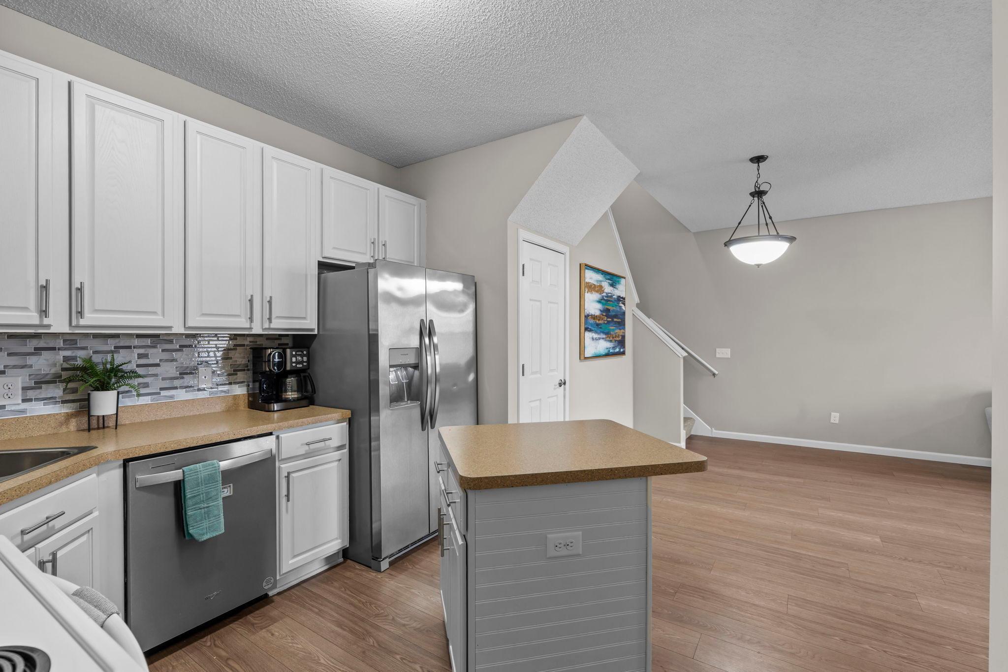 25-web-or-mls-2504 Country View Dr-112.jpg