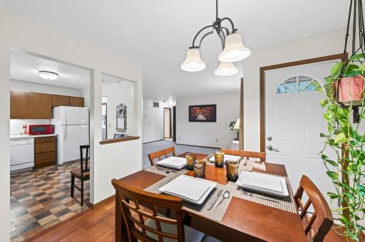 Dinette w/ patio door- furniture can stay