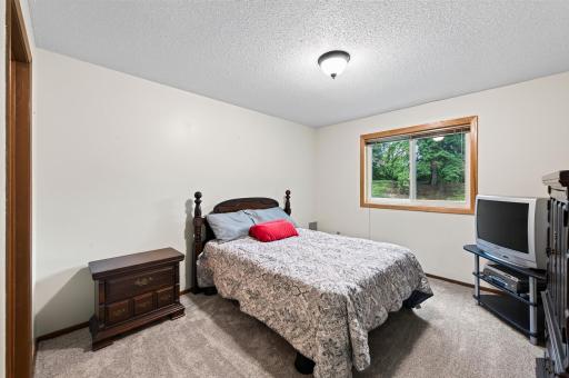 Big bedroom/ furniture can stay