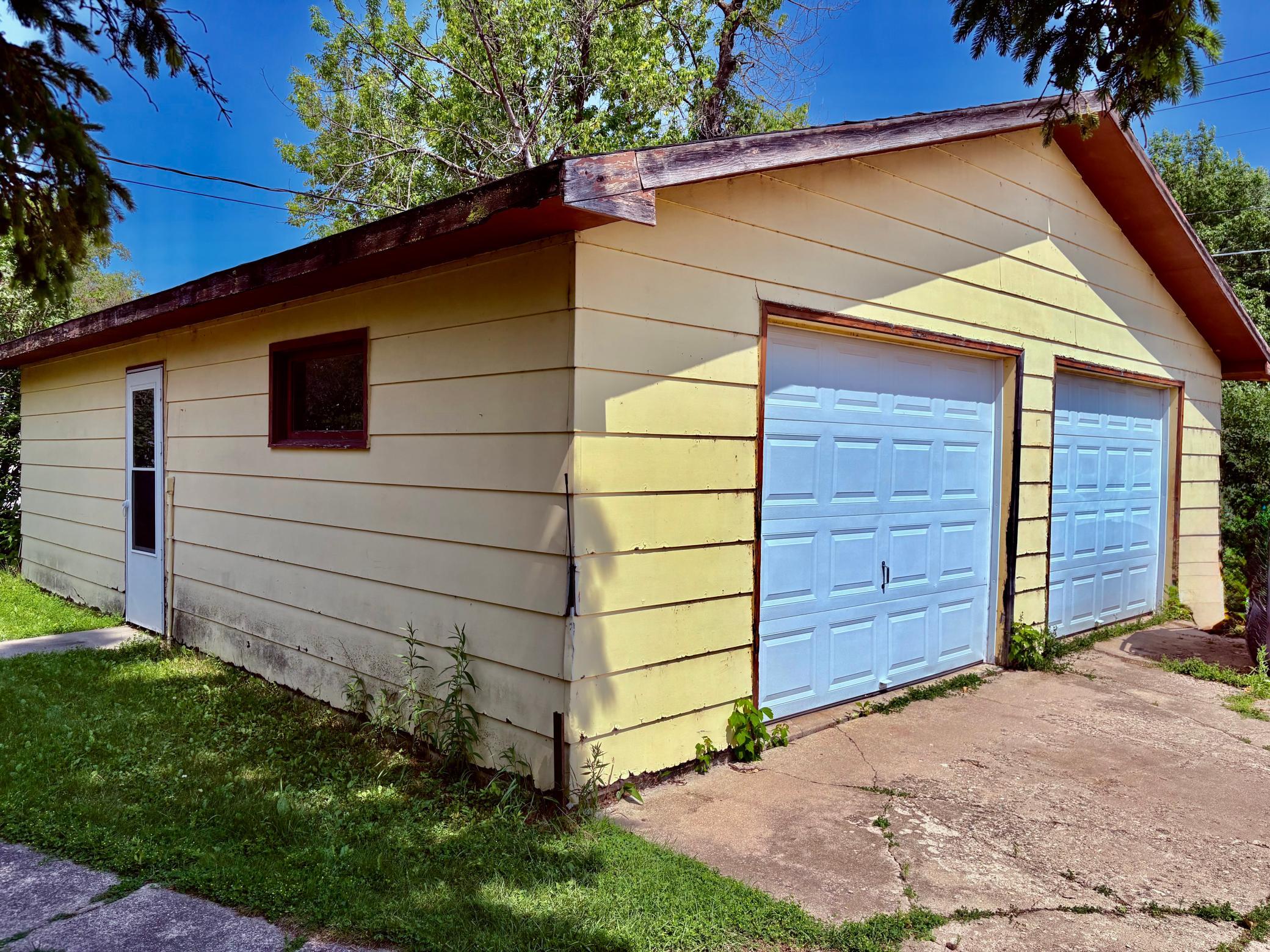 Detached 2 stall garage 1980