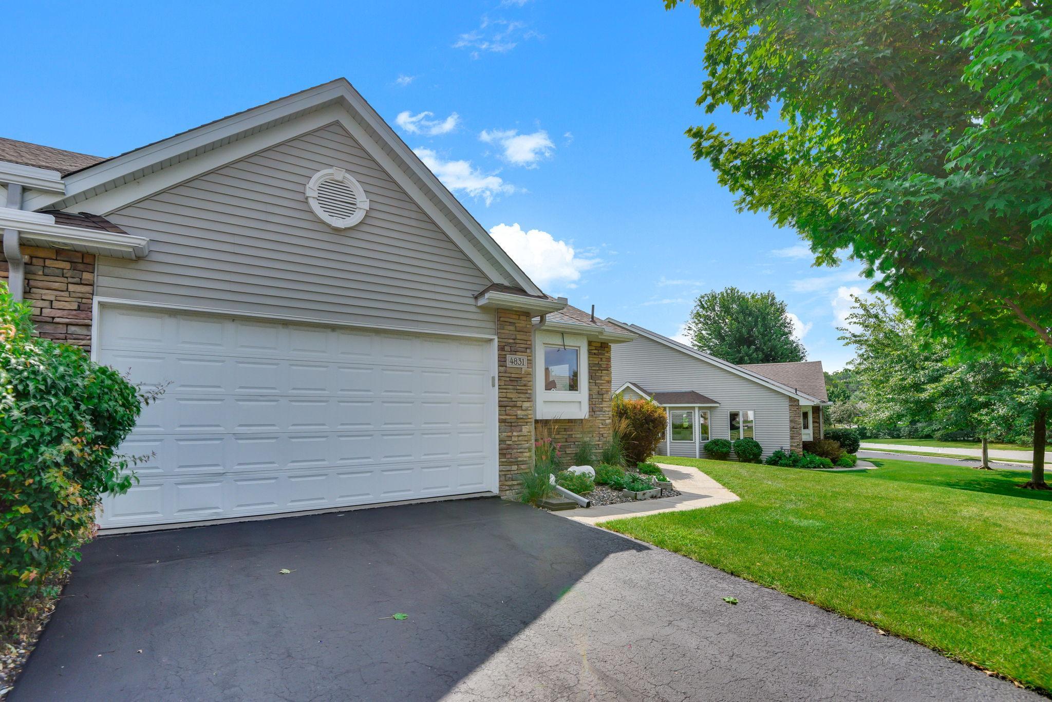 3-web-or-mls-4831-Greenhaven-Dr-03.jpg