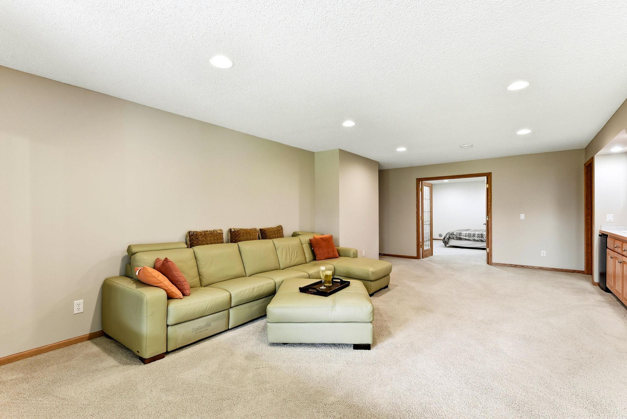 30-web-or-mls-4831-Greenhaven-Dr-30.jpg