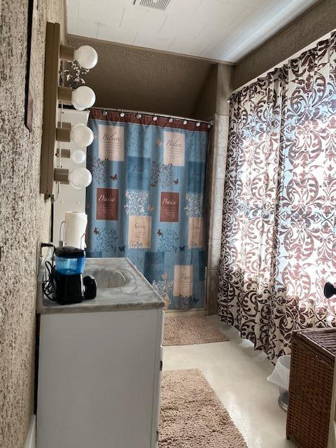 upper level full bath