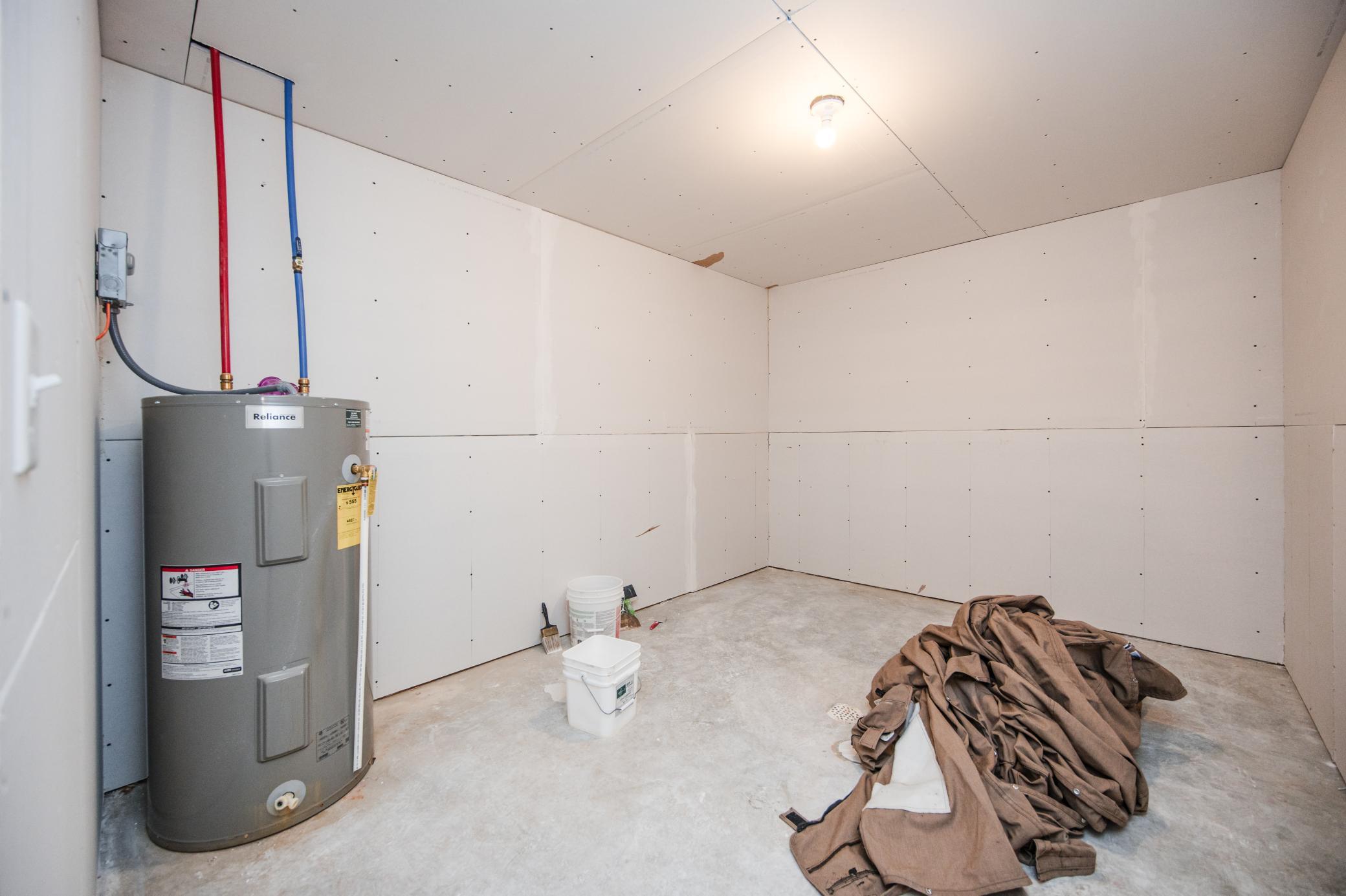 Unfinished Family Room_003.jpg