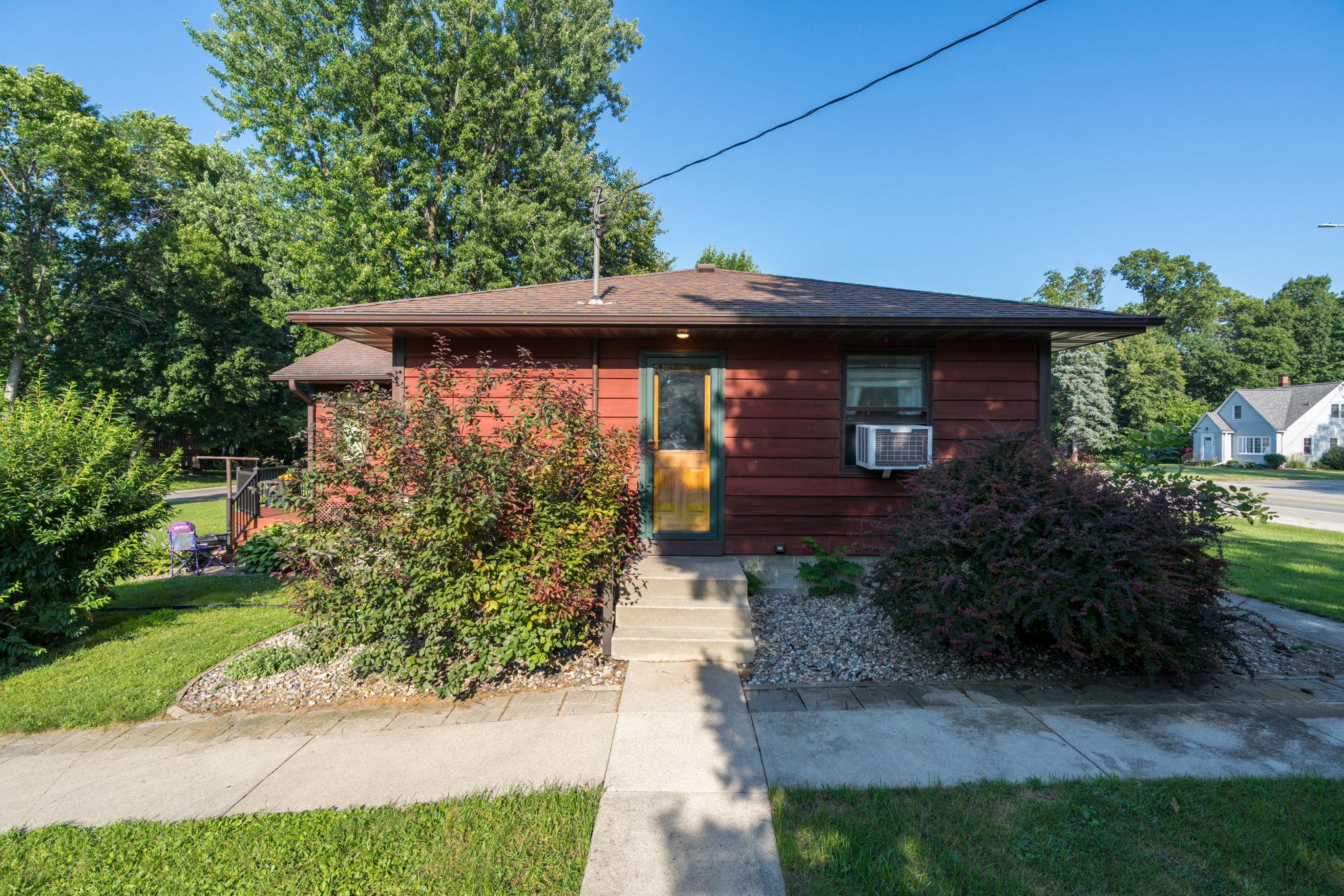 37-web-or-mls-210-walnut-ave.jpg