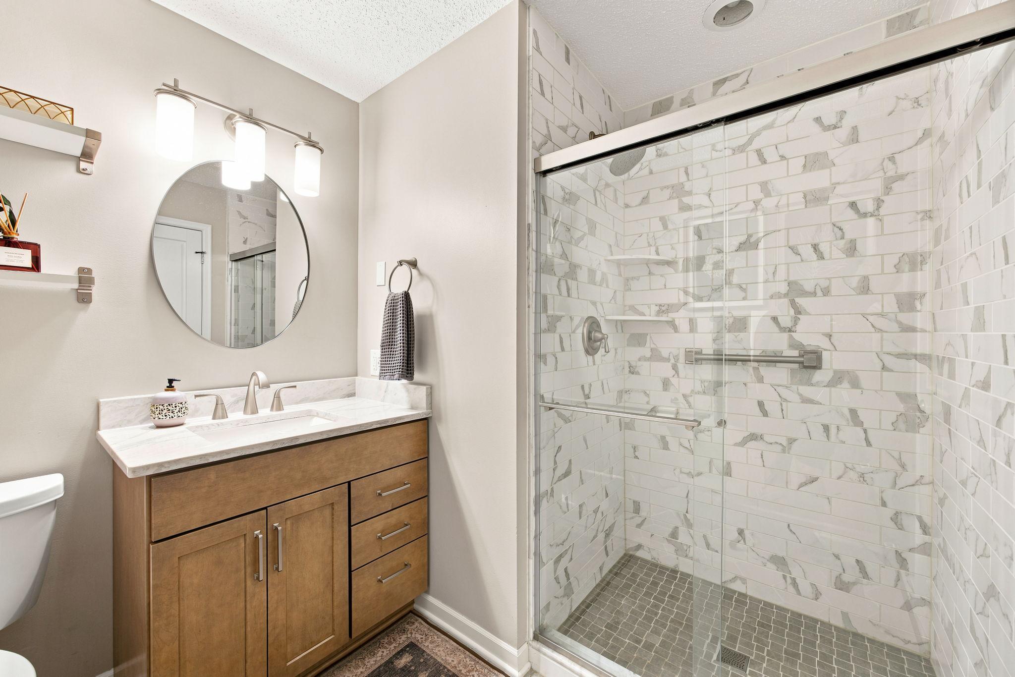 Main bedroom ceramic tiled bath.