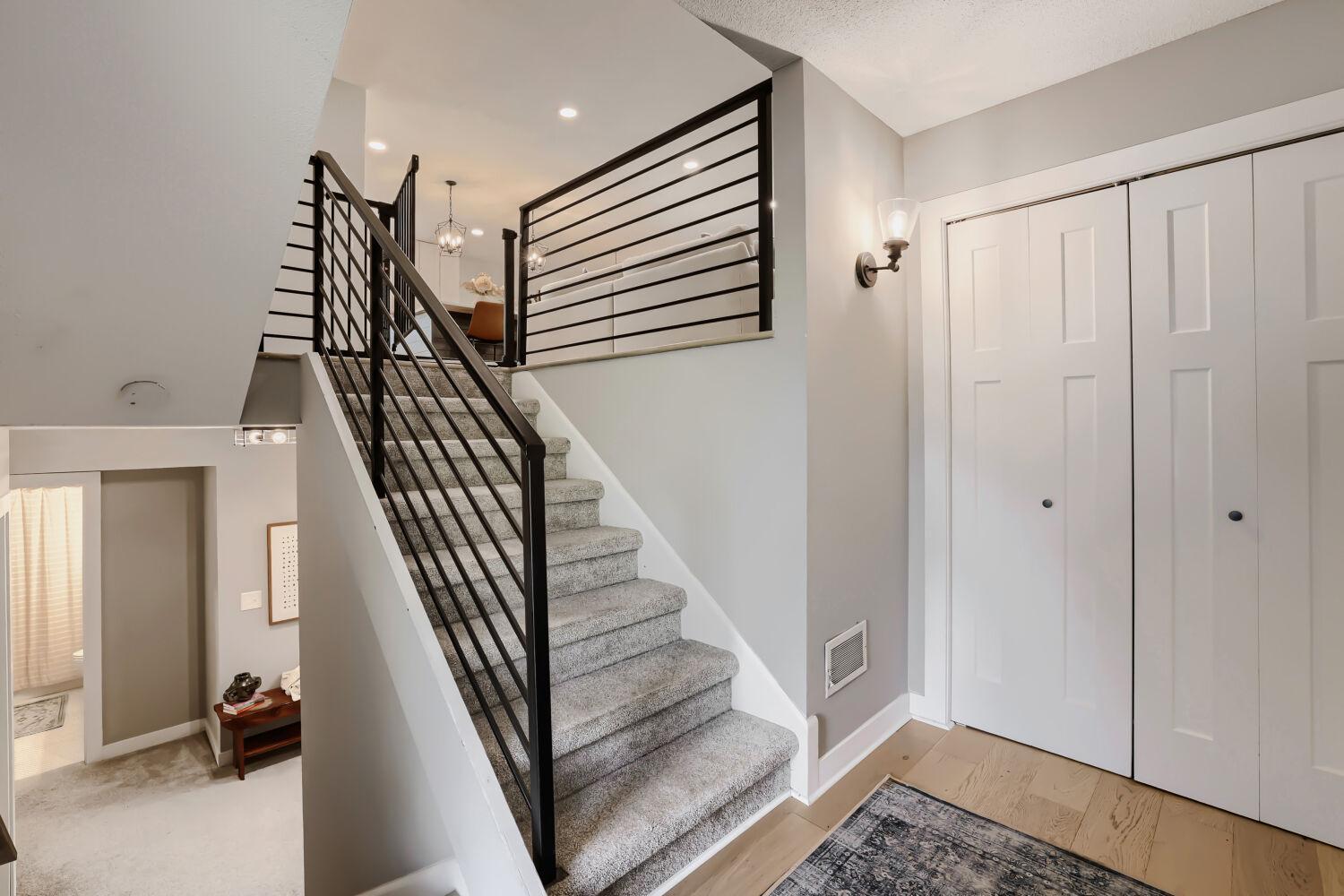 503 Highland Dr - Web Quality - 003 - 03 Foyer.jpg