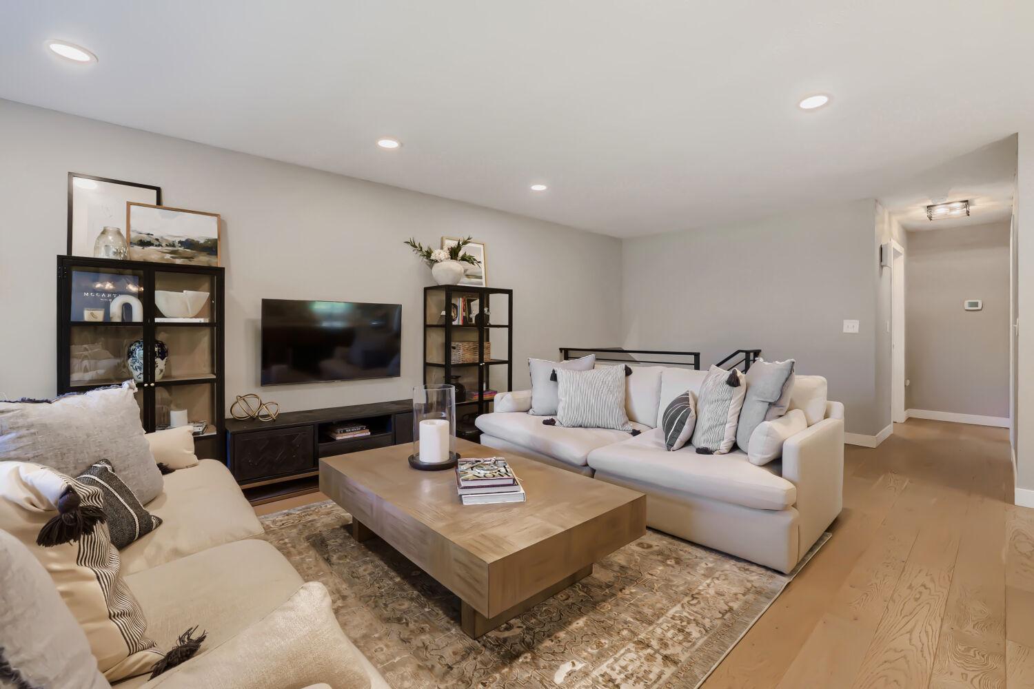 503 Highland Dr - Web Quality - 005 - 05 Living Room.jpg