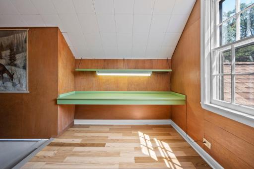 Built-in desk