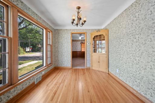 Dining room photo without virtual staging