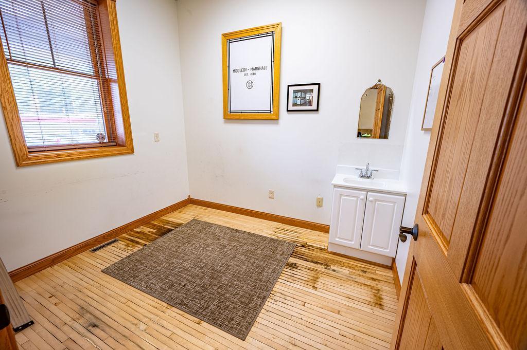 357 Main - 10x8 Office