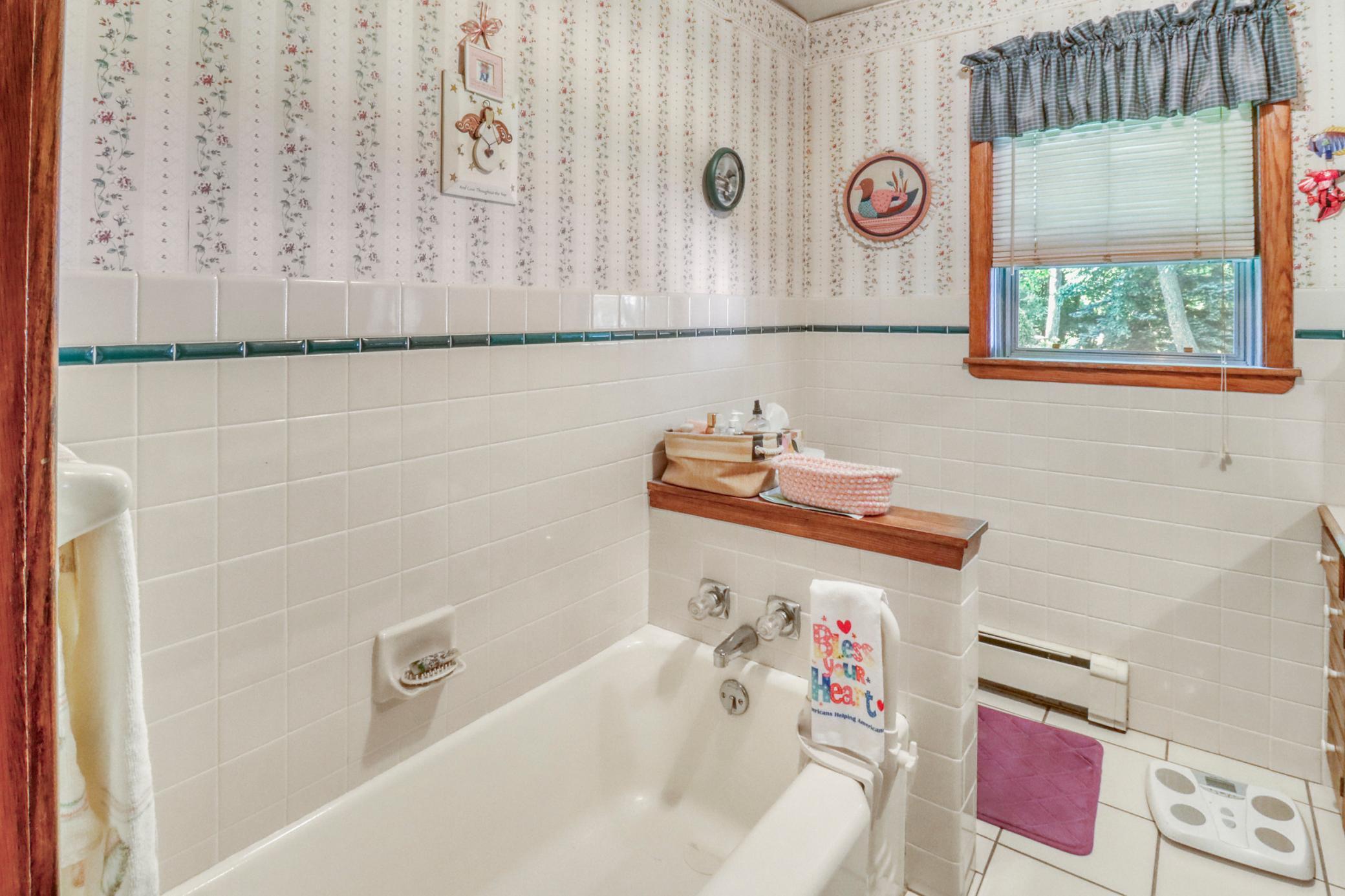 Bathroom1_2-3264.jpeg