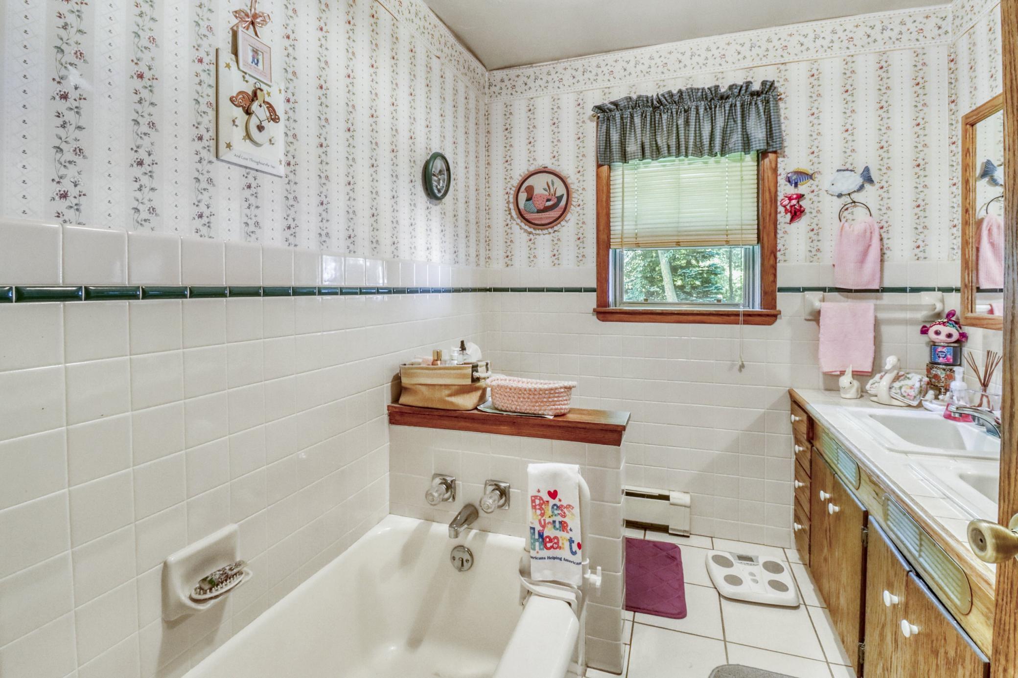 Bathroom1_0-3264.jpeg