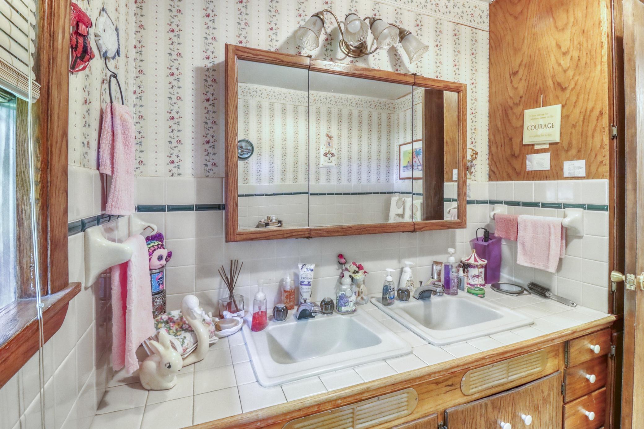 Bathroom1_1-3264.jpeg