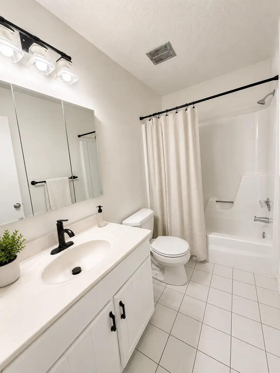 Upper level full bathroom.