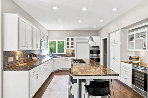 856 Great Oaks Trail, Eagan, MN 55123