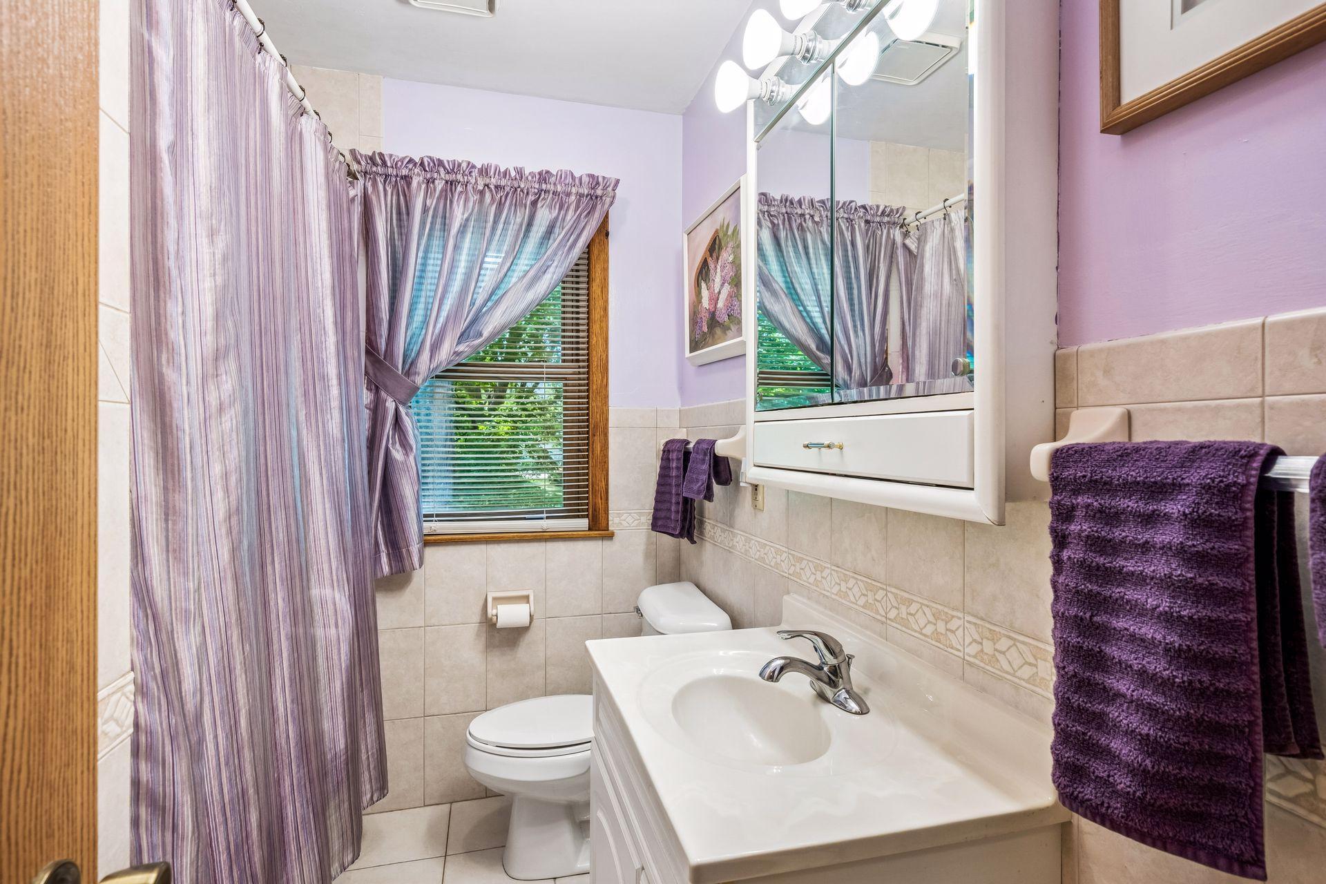 Upper level full bathroom.