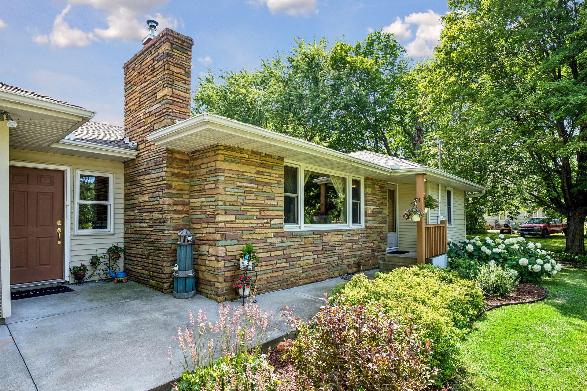 Stone chimney & partial stone front bring the "welcome" to this Welcome Home.