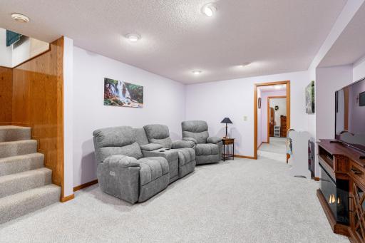 545 Crestview Lane, Owatonna, MN 55060