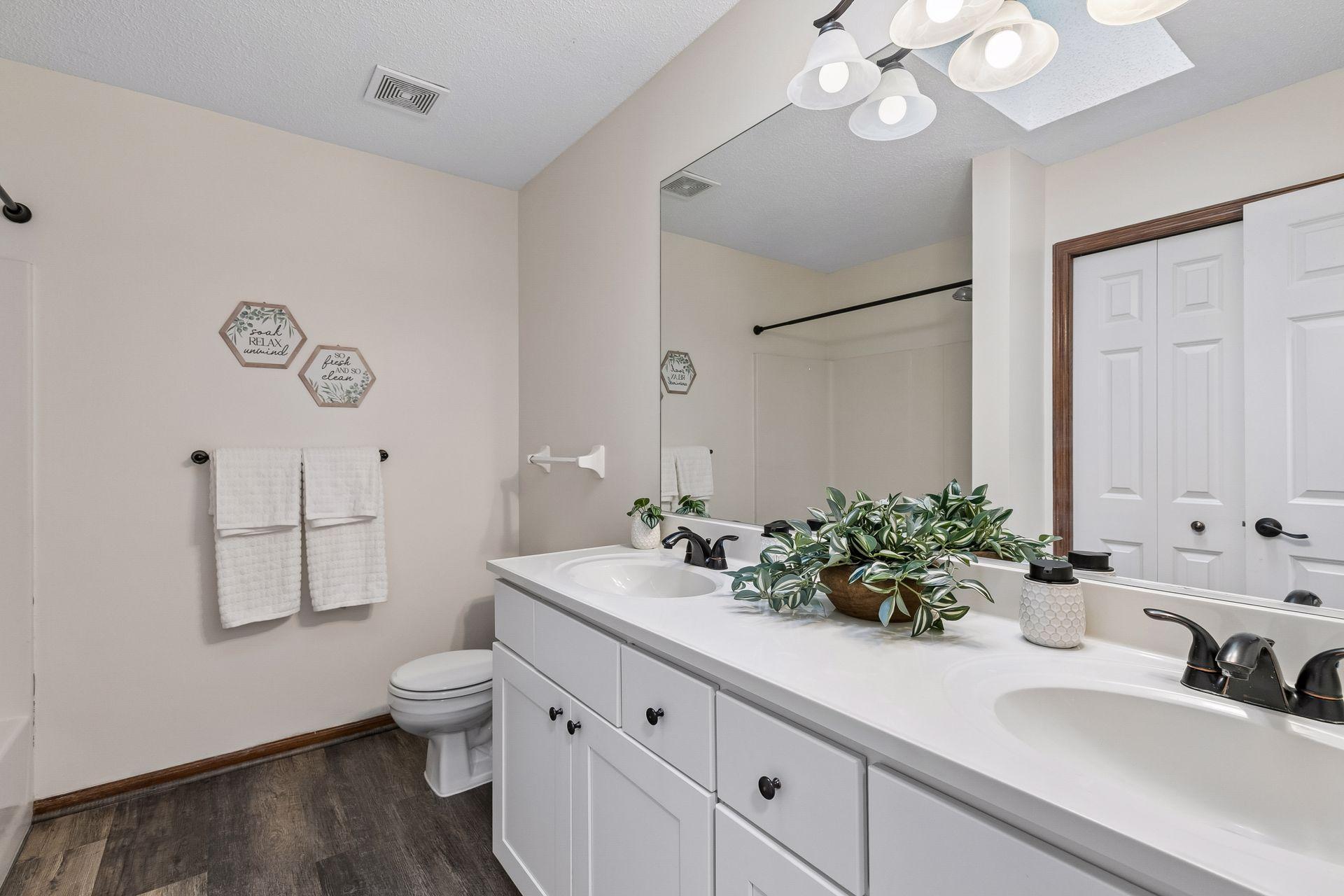 Upper Level Full Bath