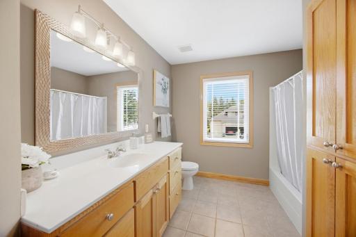 700 Mcfaddens Trail, Eagan, MN 55123
