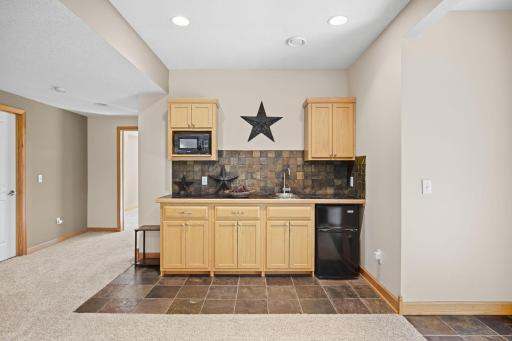 700 Mcfaddens Trail, Eagan, MN 55123