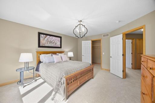 700 Mcfaddens Trail, Eagan, MN 55123