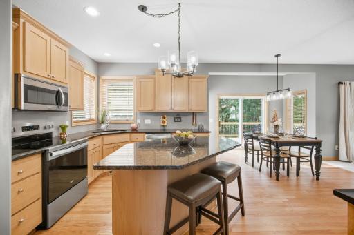 700 Mcfaddens Trail, Eagan, MN 55123