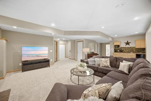 700 Mcfaddens Trail, Eagan, MN 55123