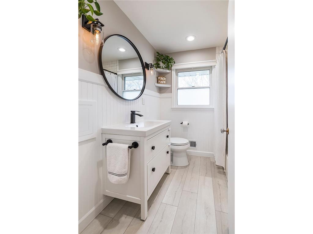 Full Bathroom - Main Level