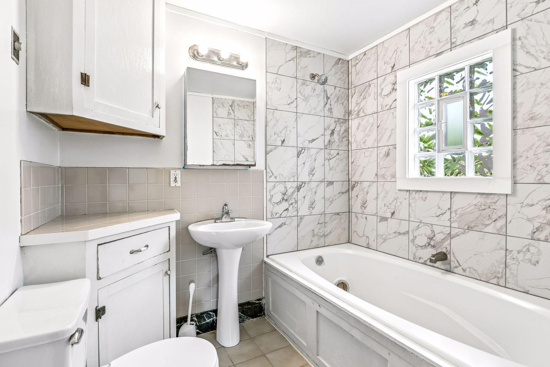 Upper Level Full Bath