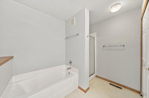 556 Willoughby Way W, Minnetonka, MN 55305