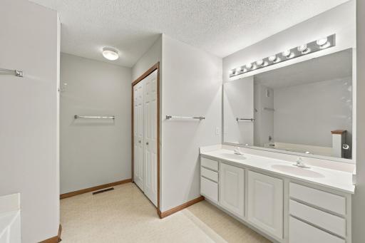 556 Willoughby Way W, Minnetonka, MN 55305