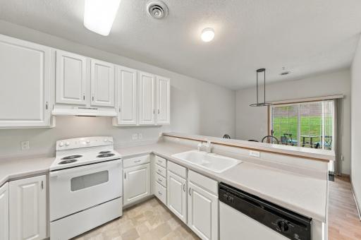 556 Willoughby Way W, Minnetonka, MN 55305