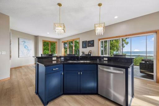 Large center island perfect for a quick snack or food prep