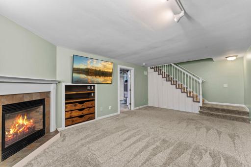 Built-in shelving and drawers, ready for books, games, or movie nights!