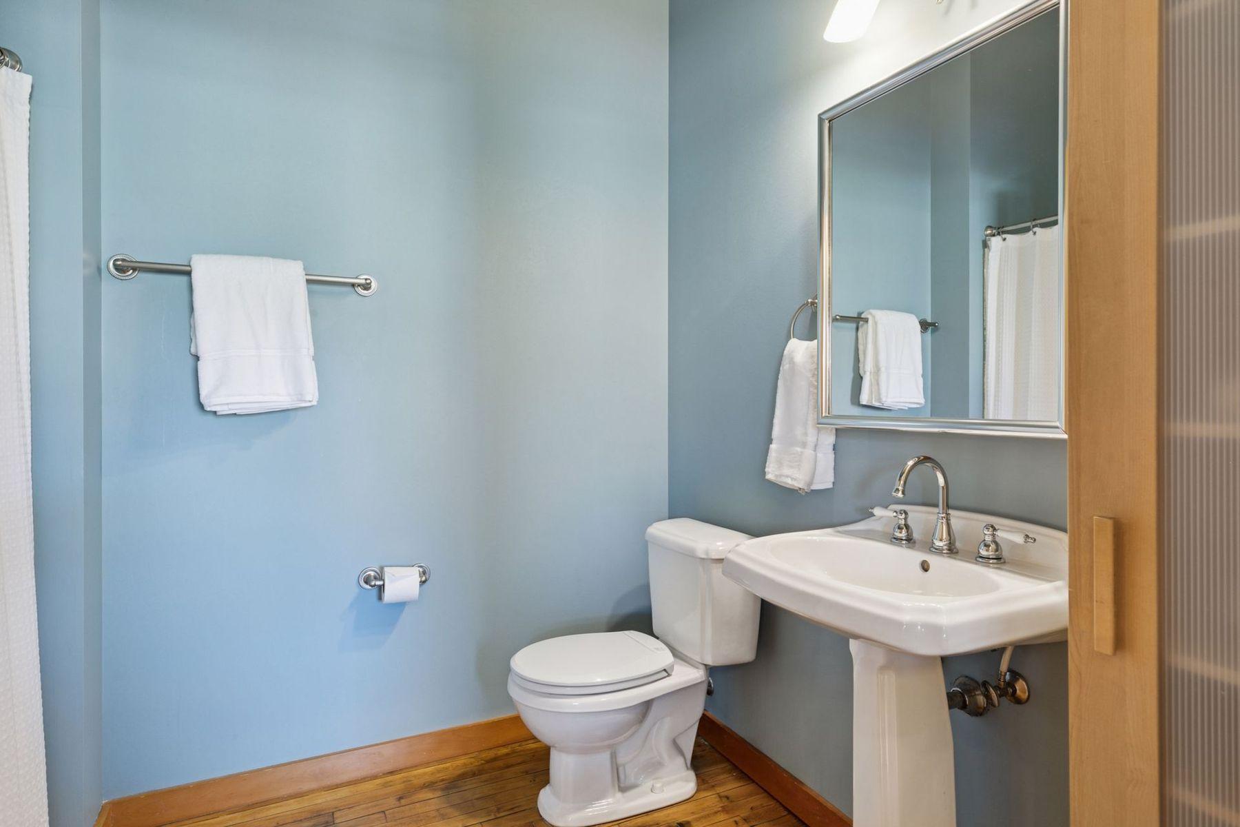 Fresh Full Bathroom