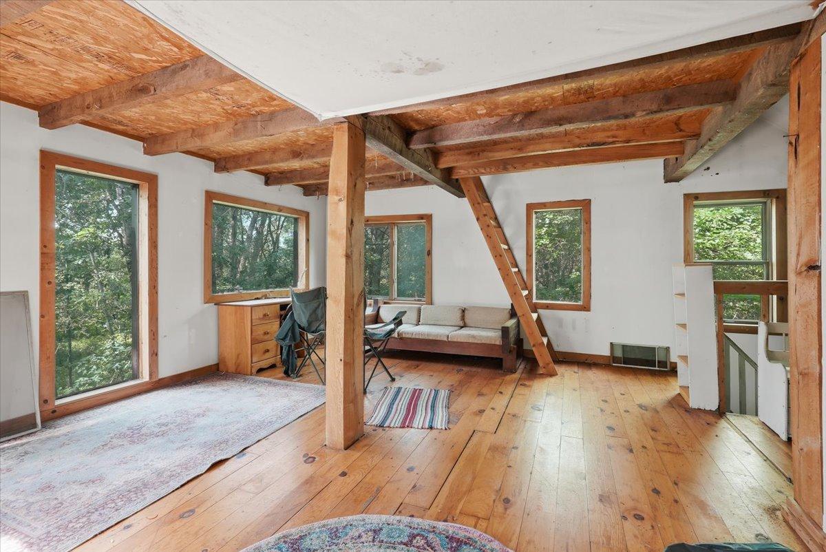 09-Upper Living Area.jpg