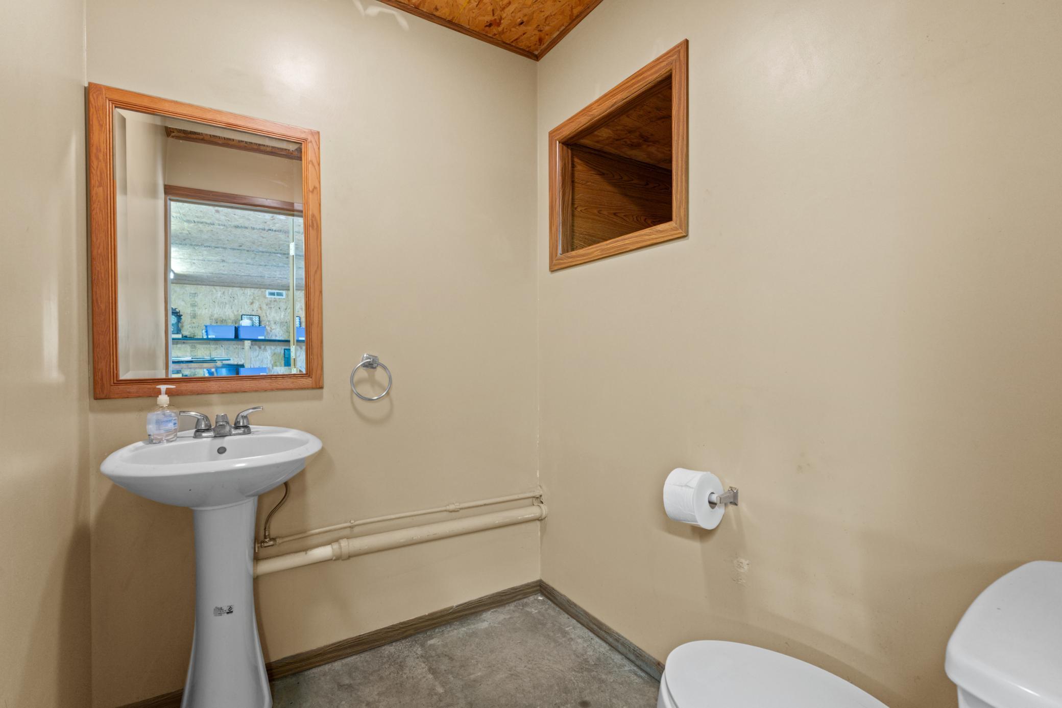 37_dsc00410.jpg bathroom in garage