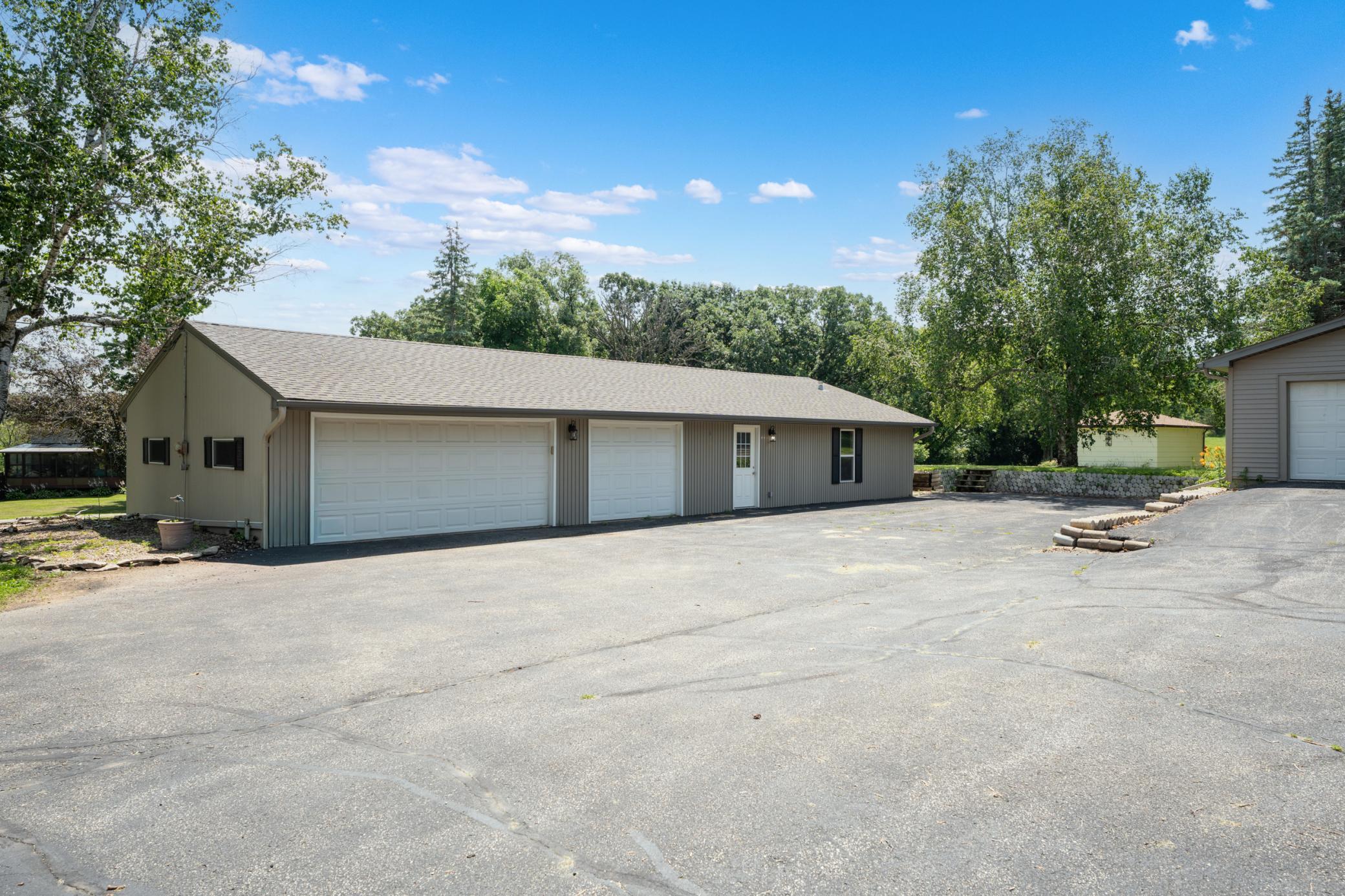 48_dsc00460-edit.jpg detached garage/party room