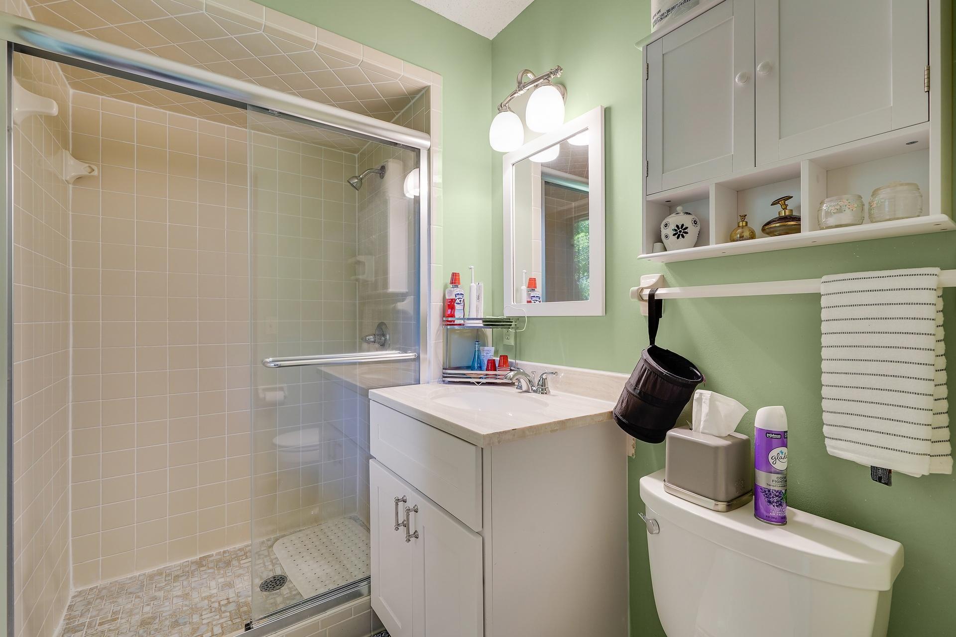 upper 3/4 bath