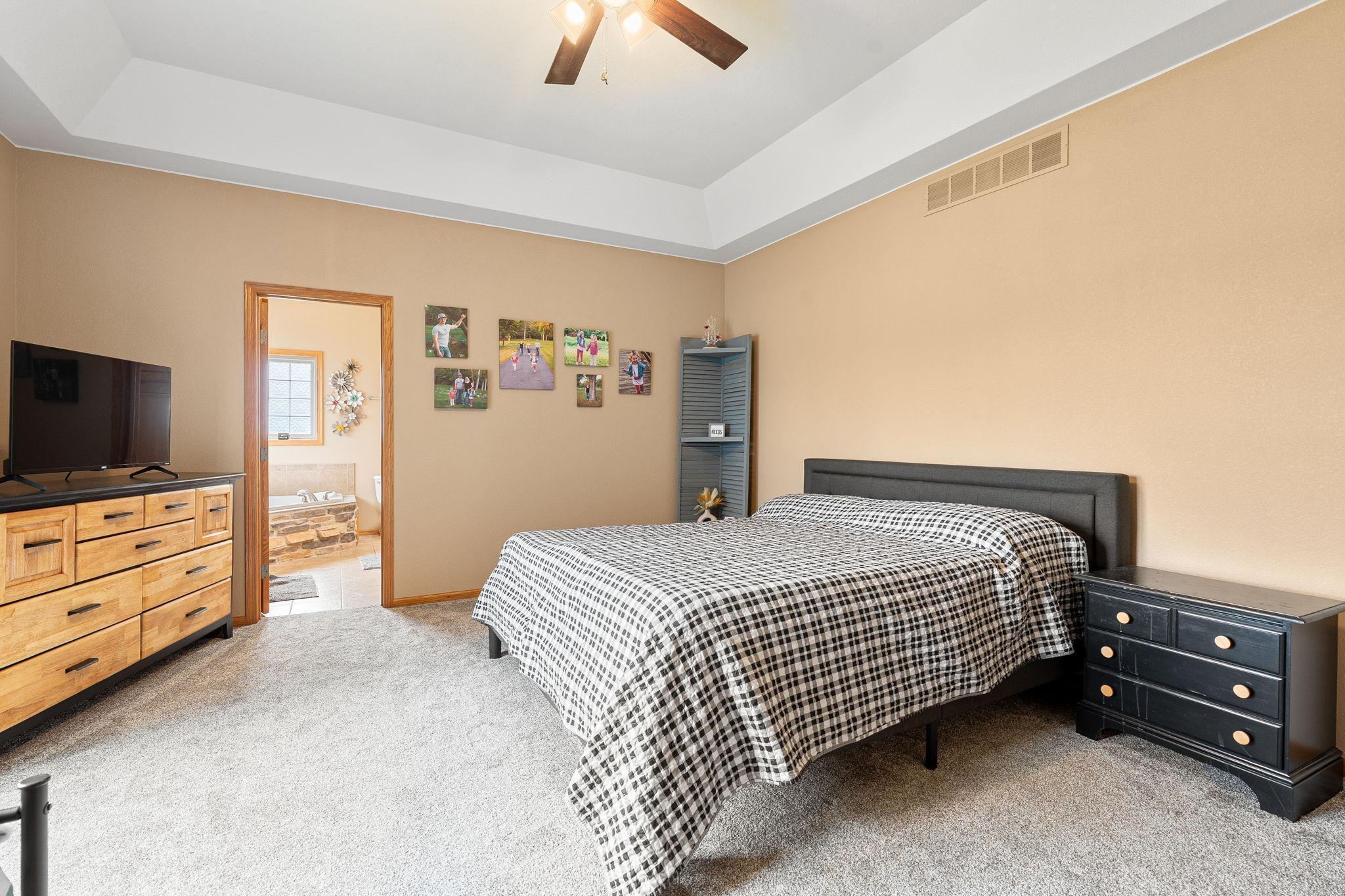 60-web-or-mls-375-hickory-ln-ne.jpg