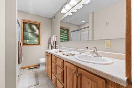 2nd Full bathroom~