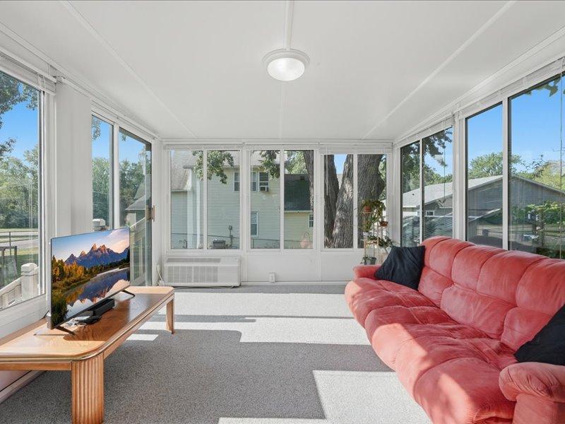 16-Sun Room.jpg